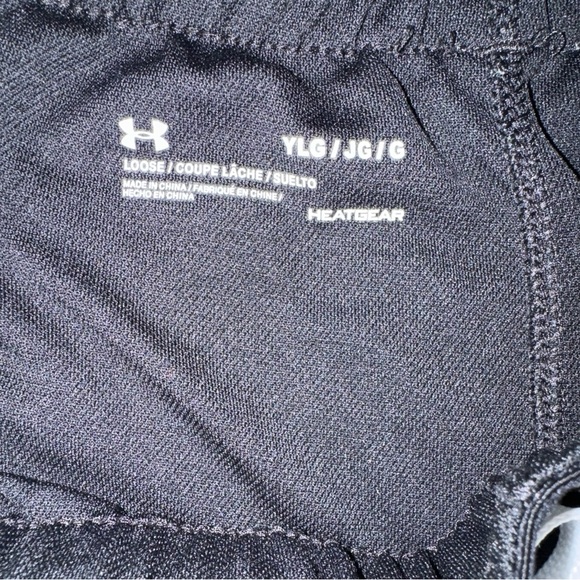 Under Armour Girls Athletic Black Shorts - Picture 2 of 2